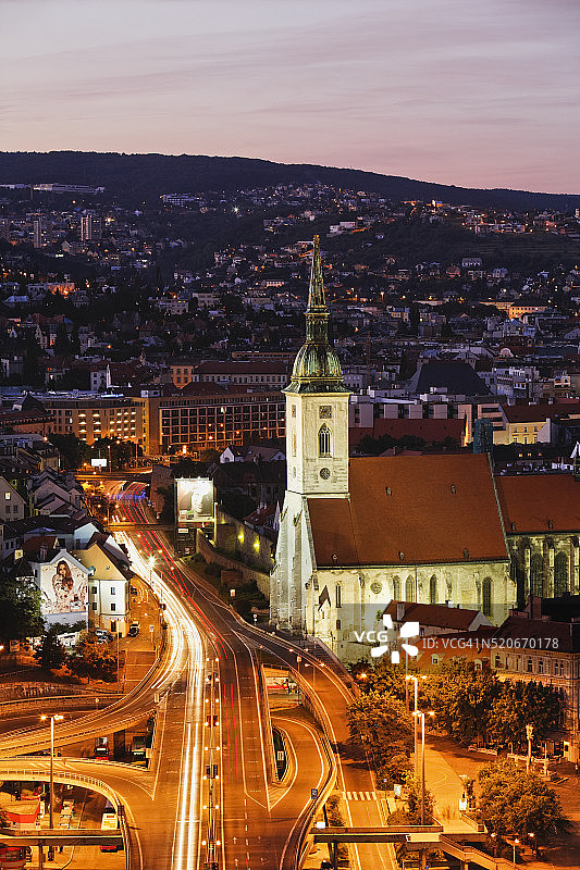 圣马丁主教座堂与布拉迪斯拉发城市景观图片素材