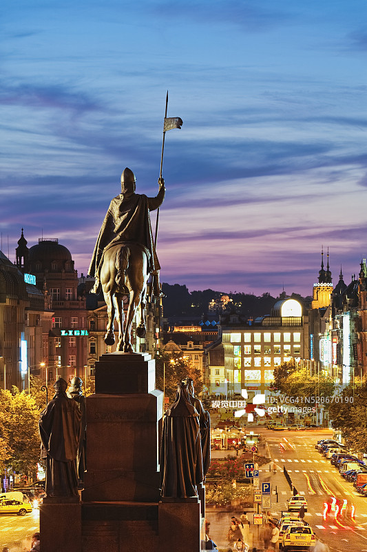 暮光下的瓦茨拉夫广场图片素材