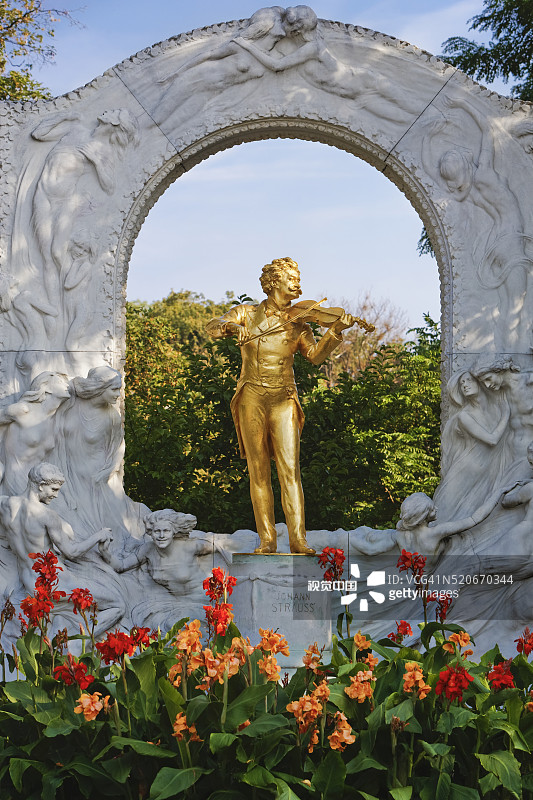 城市公园中的约翰·施特劳斯纪念馆图片素材