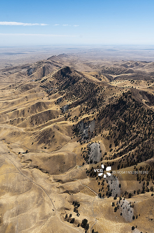 加利福尼亚州阿维纳尔附近圣安地列斯断层附近的丘陵图片素材