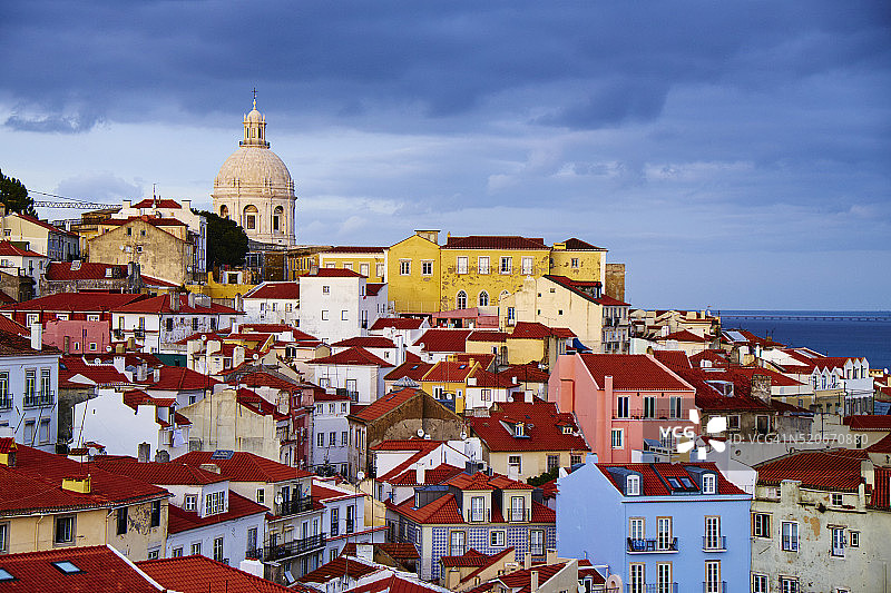 葡萄牙里斯本阿尔法玛区圣卢西亚观景台风光图片素材