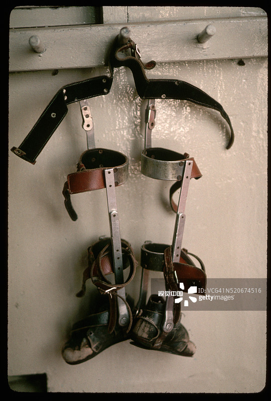 孤儿院的腿部支架图片素材