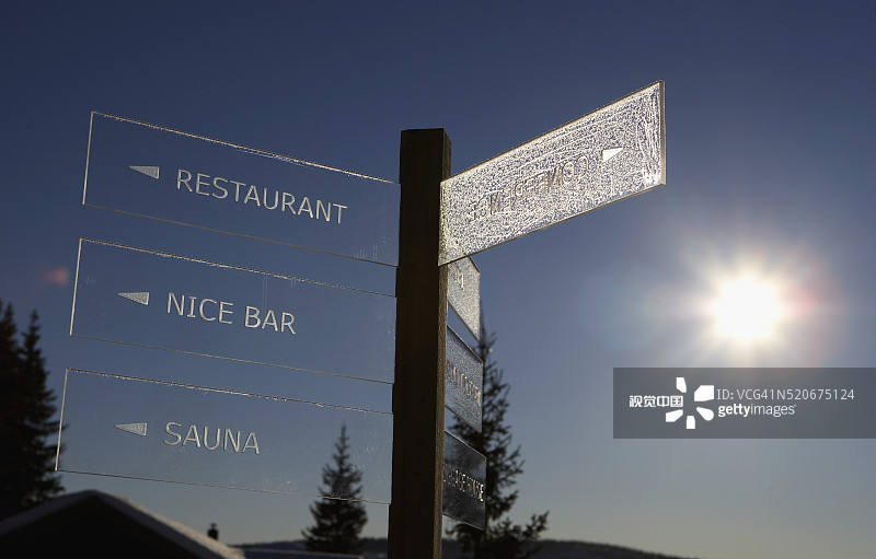 冰酒店冰制方向指示牌图片素材