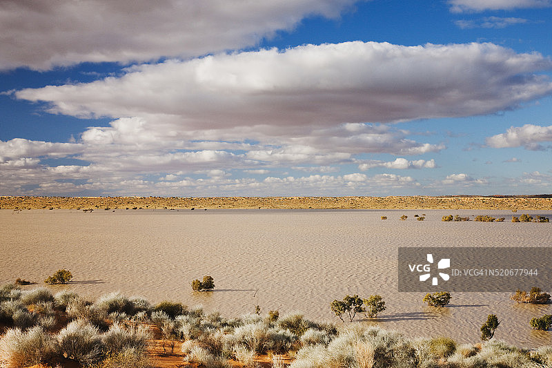 沙漠沙丘间的洪水图片素材