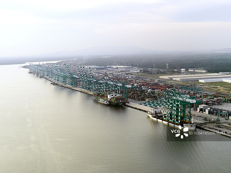 马来西亚柔佛州的集装箱航运码头图片素材