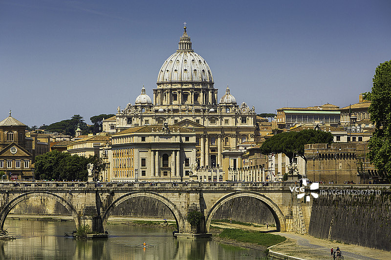 意大利罗马的台伯河和圣彼得大教堂图片素材