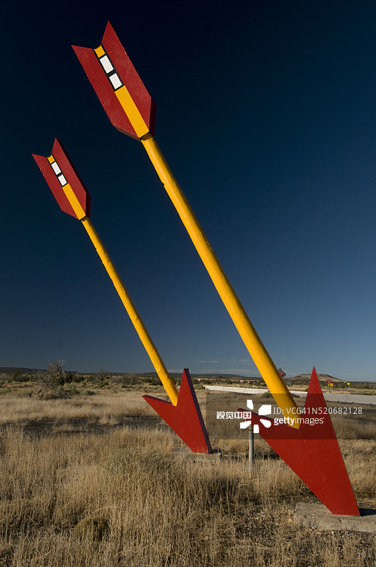 亚利桑那州弗拉格斯塔夫附近66号公路上的双箭贸易站图片素材