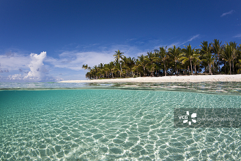 棕榈成荫的印度尼西亚岛屿泻湖图片素材