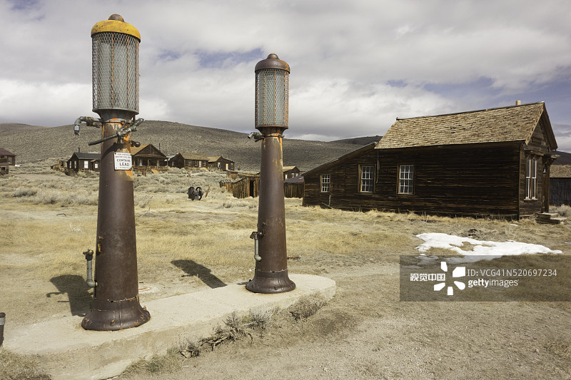 美国加利福尼亚州博迪鬼镇废弃的加油站图片素材