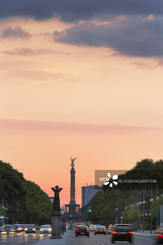 黄昏时的胜利柱和六月十七大街图片素材