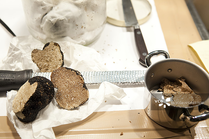 整颗黑松露被切割和准备图片素材