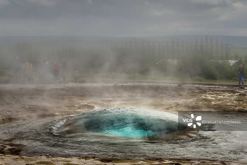 冰岛Strokkur间歇泉喷发前夕图片素材