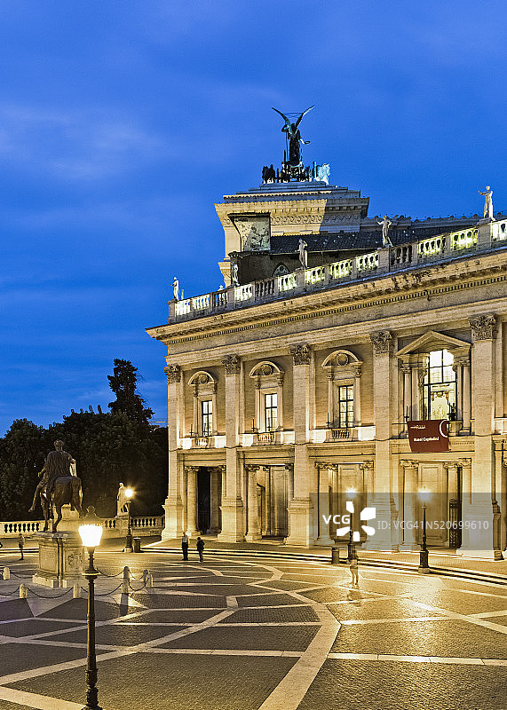 暮光时分卡比托利欧广场，中央是马可·奥勒留的骑马雕像图片素材