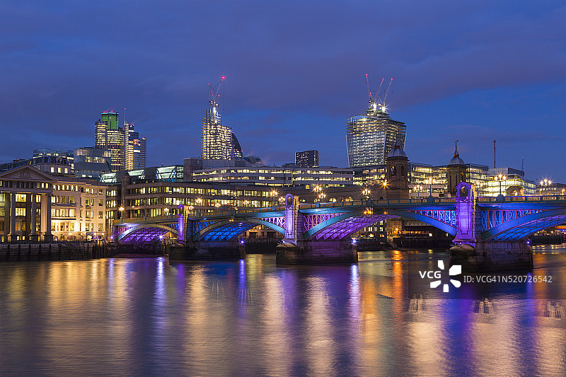 伦敦和南华克桥的暮色图片素材