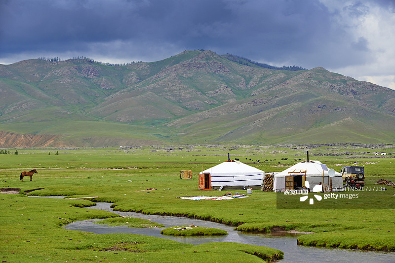 蒙古后杭爱省鄂尔浑河谷的游牧营地图片素材