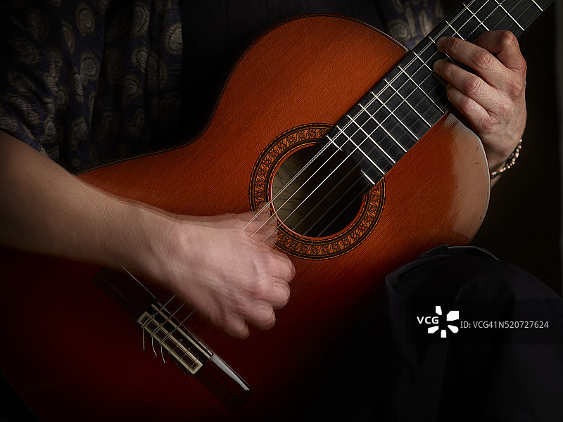 古典吉他演奏家图片素材