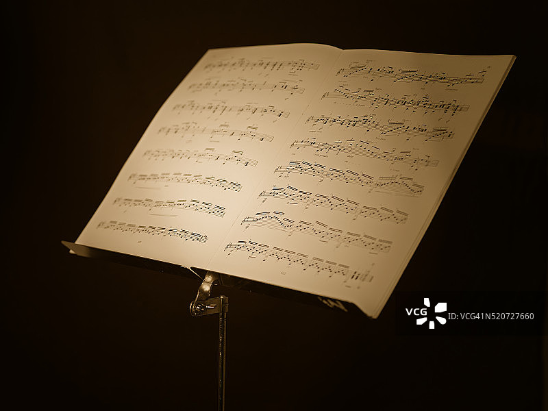 乐谱架上的乐谱图片素材
