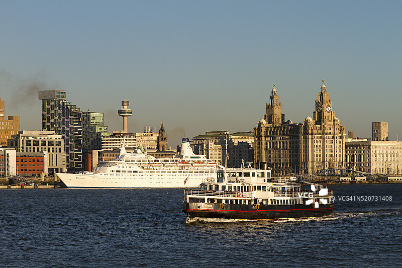 默西河轮渡和探索号游轮，利物浦图片素材
