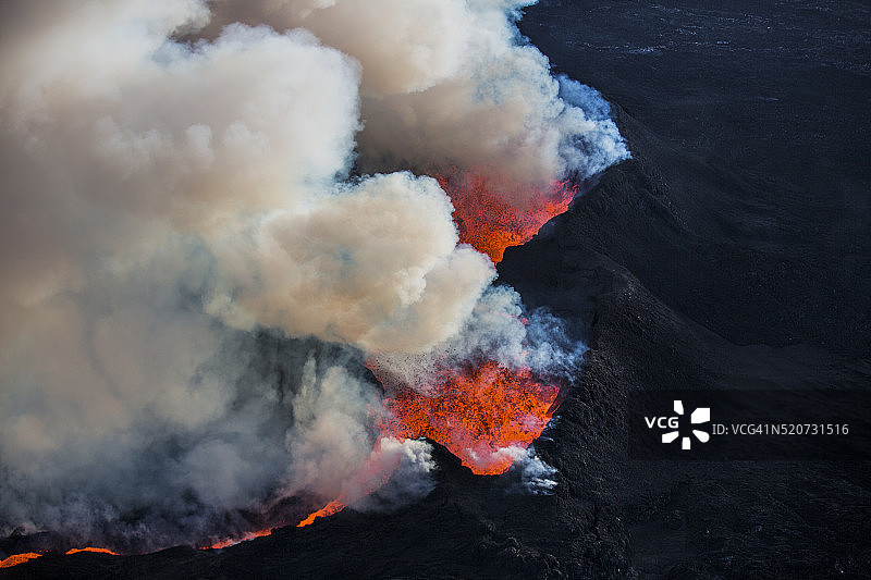冰岛巴达本加火山附近的霍卢赫劳恩裂缝火山爆发图片素材
