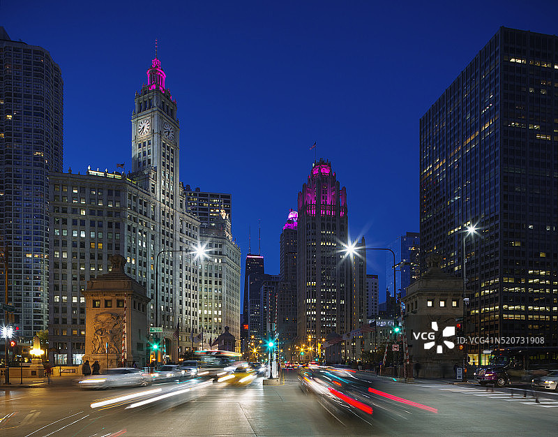 密歇根大街的杜萨布尔桥上的芝加哥黄昏天际线图片素材