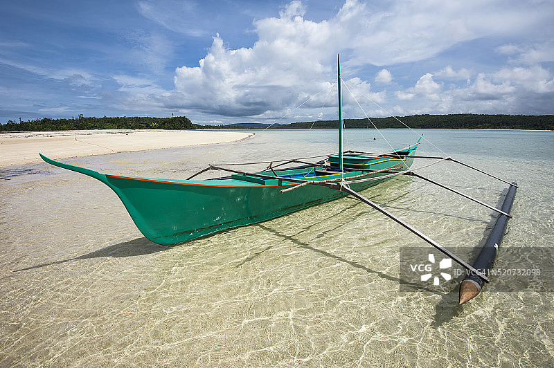 热带水域中的舷外支架船图片素材