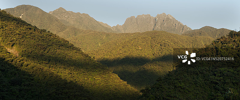 秘鲁马努国家公园阿普卡纳瓦伊山的日出图片素材