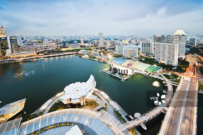 新加坡滨海湾和海滨夜景航拍图片素材