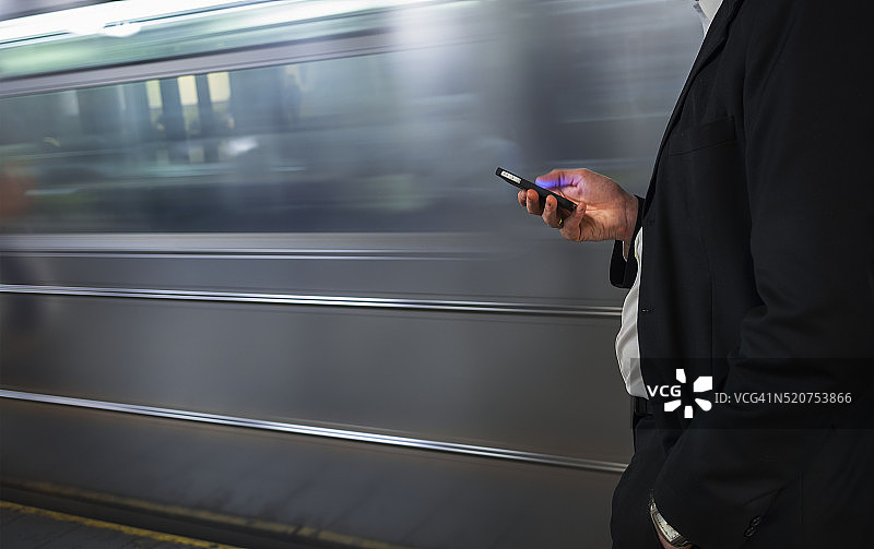 在纽约市地铁上使用智能手机图片素材