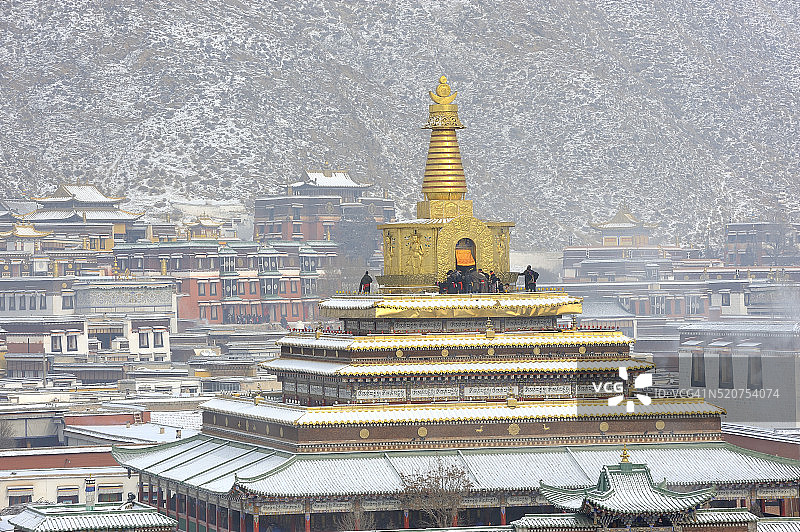 中国甘肃安多夏河拉卜楞寺贡唐佛塔雪景图片素材