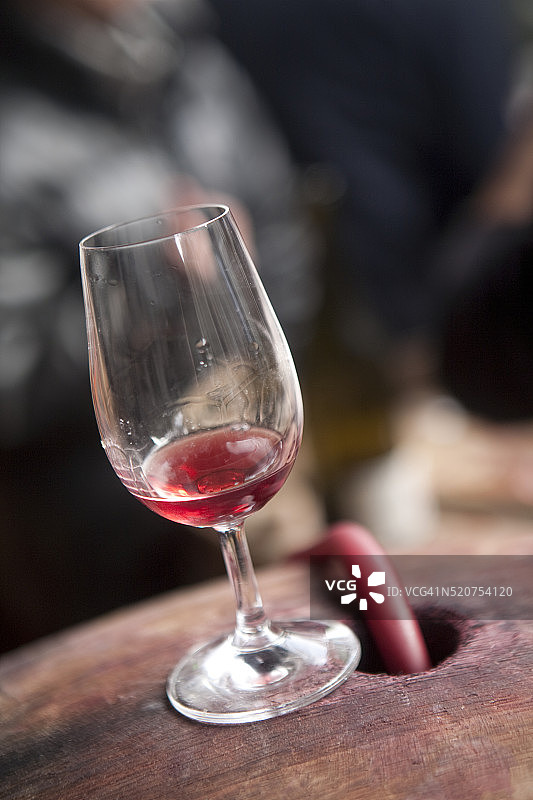 巴黎：放在木桶上的红酒杯图片素材