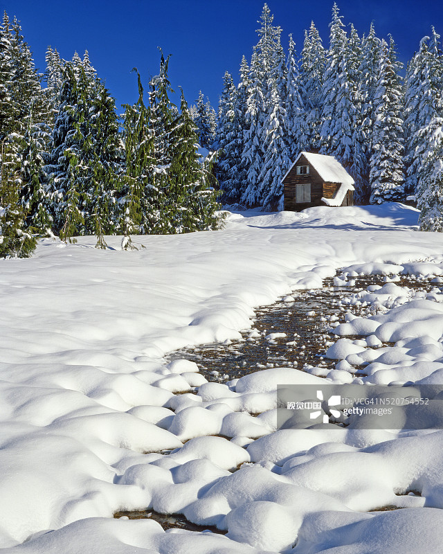 胡德山上的雪中小屋图片素材