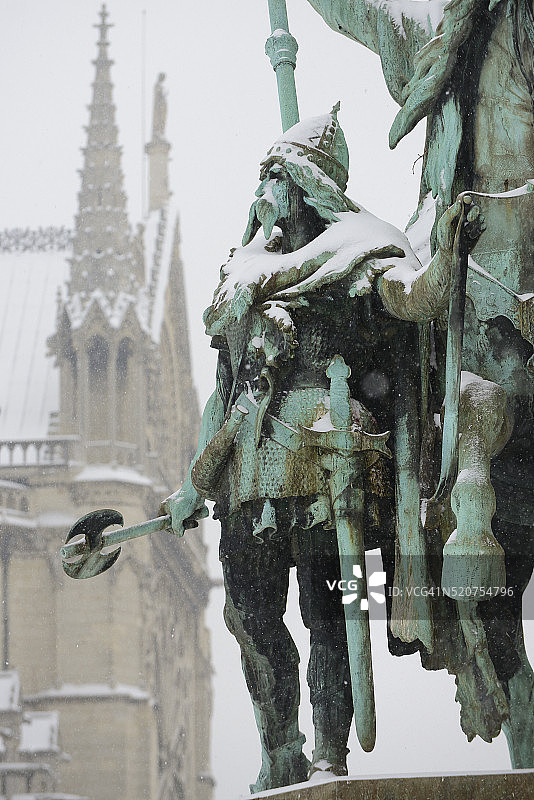 法国巴黎世界遗产夏洛马涅雕像和巴黎圣母院图片素材