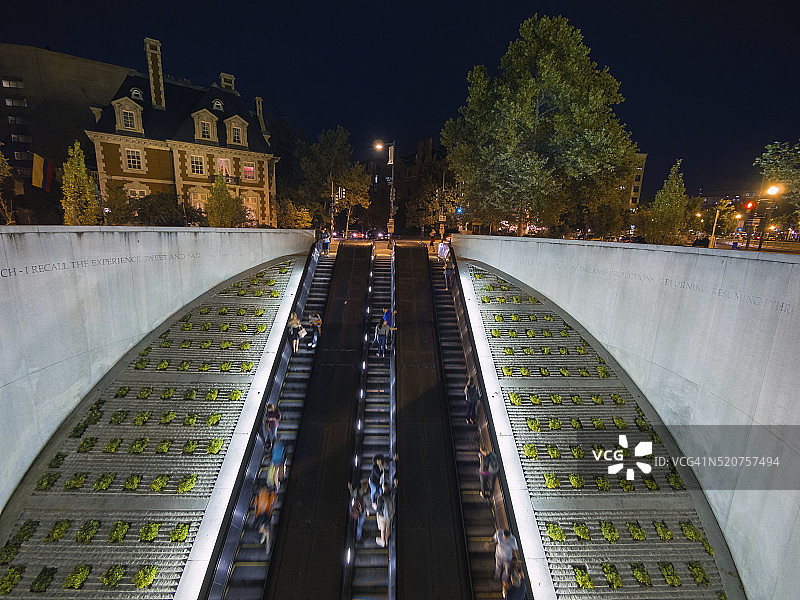 华盛顿特区杜邦环岛地铁站入口处的自动扶梯图片素材