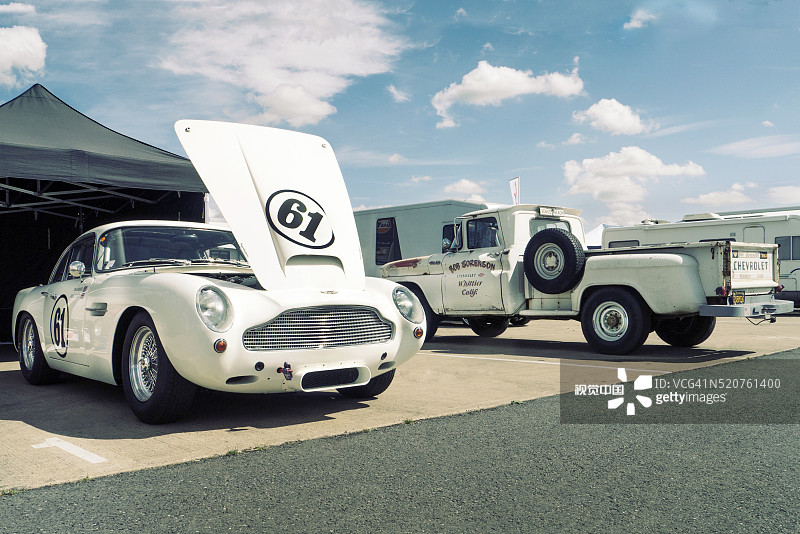 银石赛道围场内的阿斯顿·马丁DB4 GT跑车图片素材