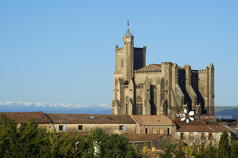 法国朗格多克-鲁西永-密迪-比利牛斯，卡佩斯唐圣埃蒂安教堂与比利牛斯山背景图片素材