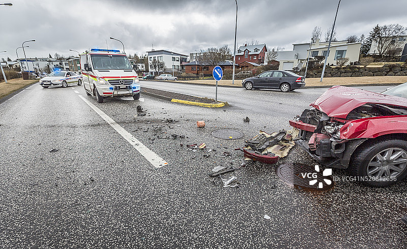 汽车事故，安全气囊已弹出，救护车在现场图片素材