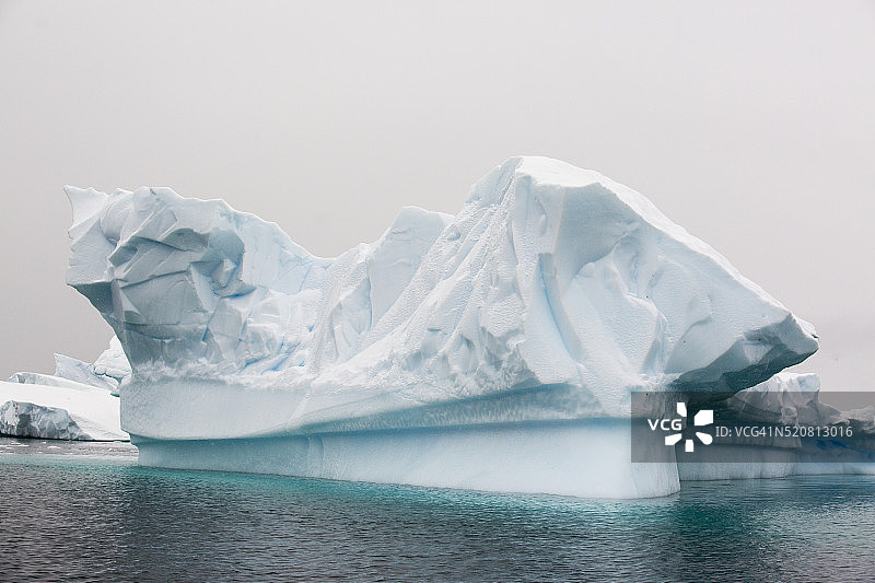 南极半岛科维尔岛附近的冰山图片素材