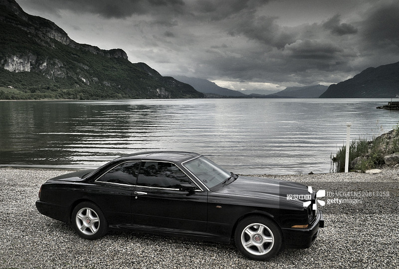 法国艾克斯莱班附近布尔歇湖岸边的宾利欧陆SC跑车图片素材