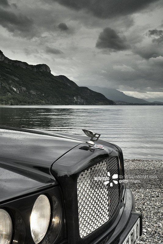 法国艾克斯莱班附近布尔歇湖岸边的宾利欧陆SC跑车图片素材