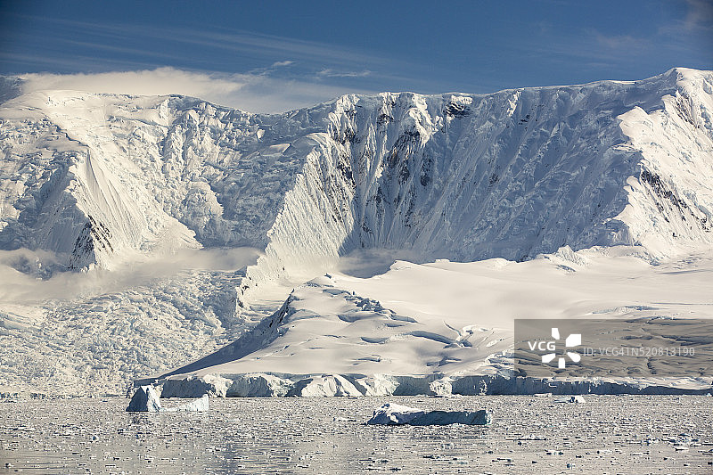 separating the Palmer Archipelago from the Antarctic Peninsular图片素材