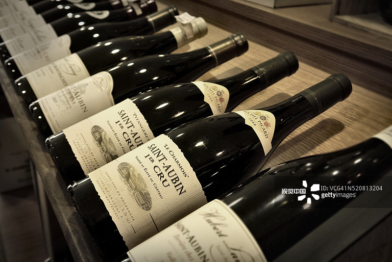 米歇尔·皮卡尔圣欧班特级园葡萄酒架图片素材