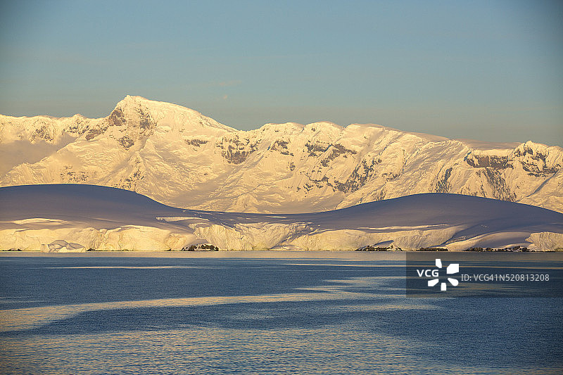 从杰拉许海峡眺望帕尔默群岛的傍晚景色图片素材