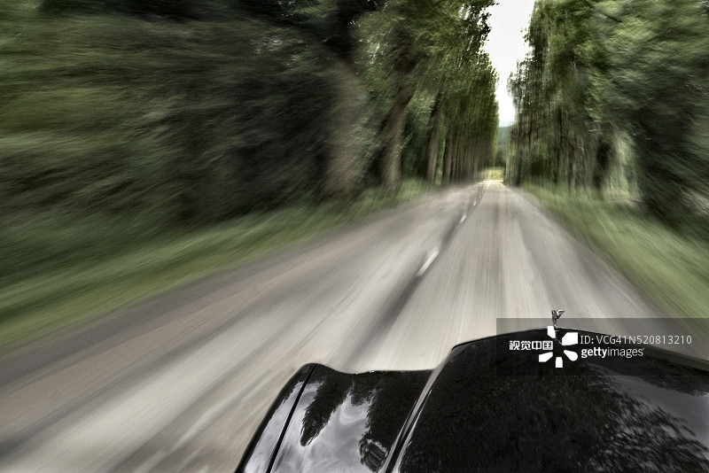 宾利欧陆SC在国道上行驶时看到的引擎盖视图图片素材