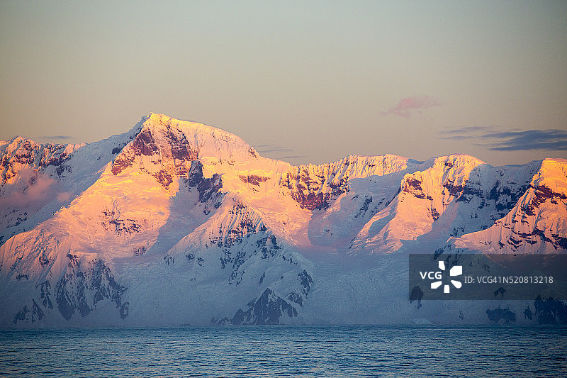 从杰拉许海峡眺望帕尔默群岛的傍晚景色图片素材