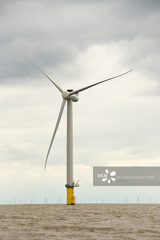 世界首台6兆瓦风力涡轮机安装在Gunfleet Sands海上风电场图片素材