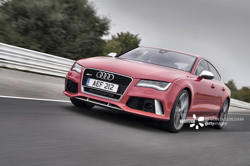 行驶中的奥迪RS7图片素材