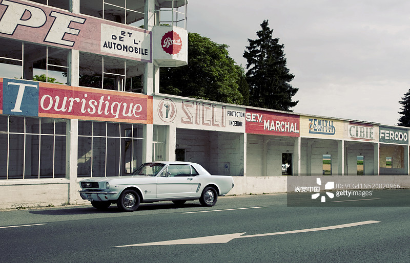 1965年福特Mustang停在兰斯旧赛道的维修站图片素材