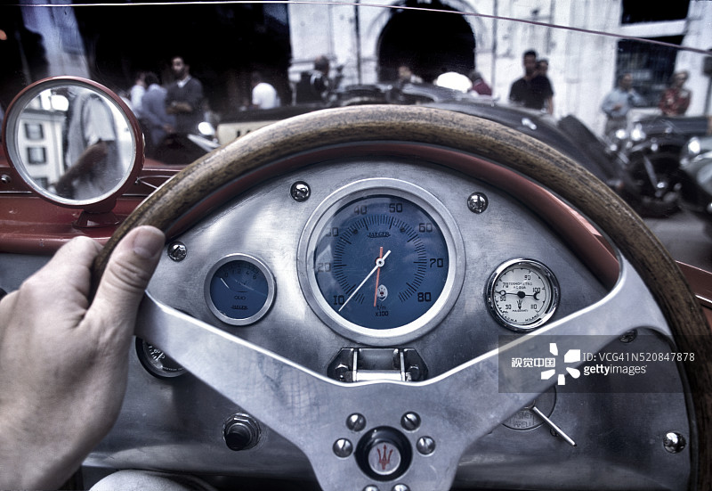 从1955年玛莎拉蒂300S赛车的驾驶座看到的景色图片素材