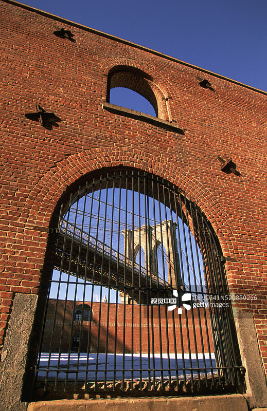 从帝国-富尔顿渡轮州立公园看布鲁克林大桥图片素材