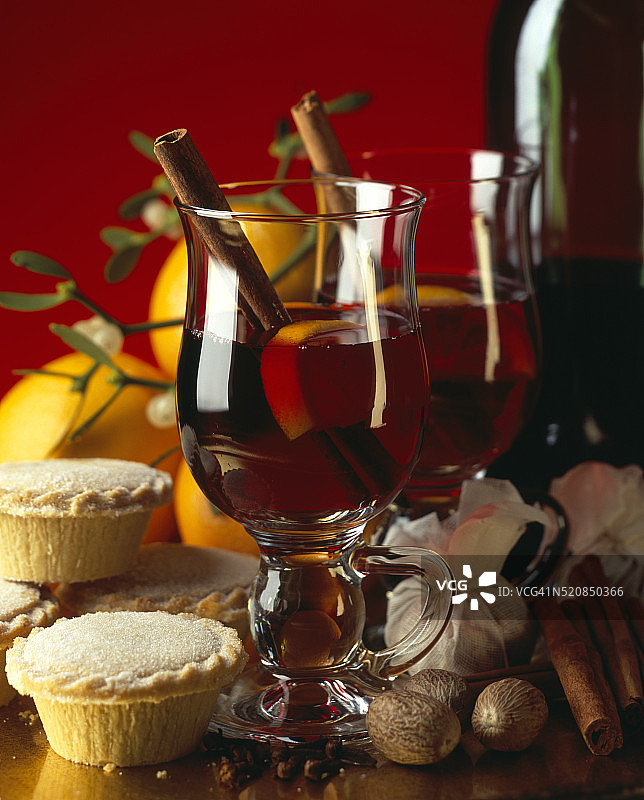热红酒和肉馅饼图片素材